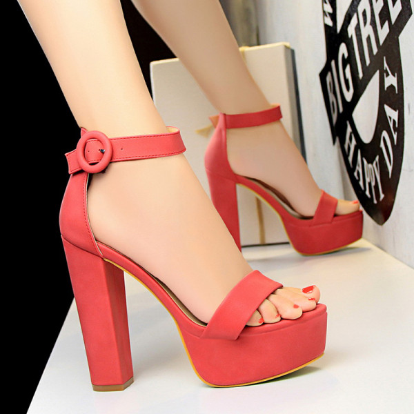 HIT Modern női szandál, magas szögletes sarokkal