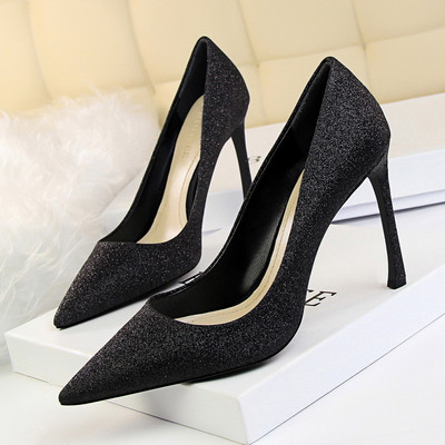 Pantofi de dama actuali model ascutit si toc inalt