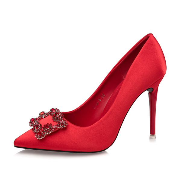 Naiste stiilsed metallist pandlaga kingad - teravatipuline mudel