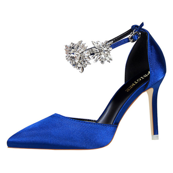 Moodsad naiste sandaalid, mille pahkluu küljes on metallist ripats - terava otsaga mudel