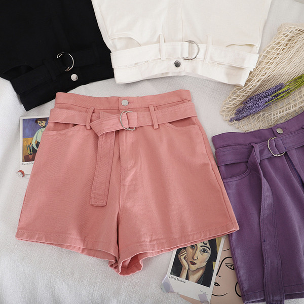 Pantaloni scurți de damă actuali cu curea