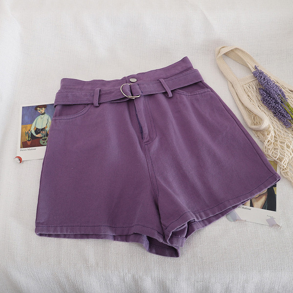 Pantaloni scurți de damă actuali cu curea