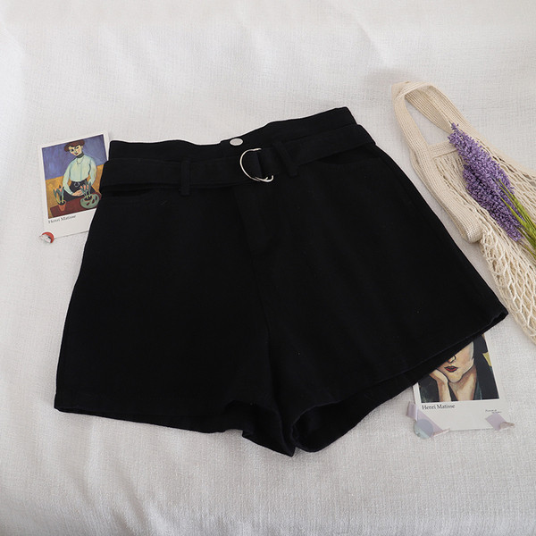 Pantaloni scurți de damă actuali cu curea