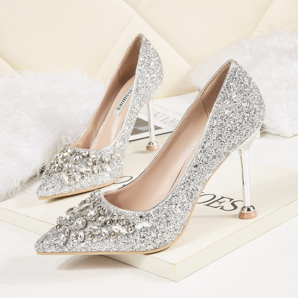 Stiilsed naiste läikivad kingad teravatipuline kivikestega mudel