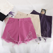 Moodsad kõrge vöökoha ja rebenenud motiividega lühikesed teksad