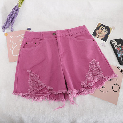 Moodsad kõrge vöökoha ja rebenenud motiividega lühikesed teksad