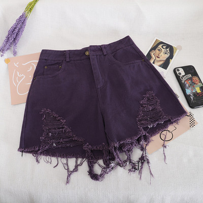 Moodsad kõrge vöökoha ja rebenenud motiividega lühikesed teksad