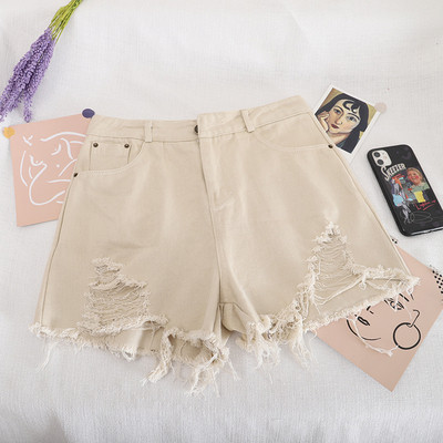 Moodsad kõrge vöökoha ja rebenenud motiividega lühikesed teksad