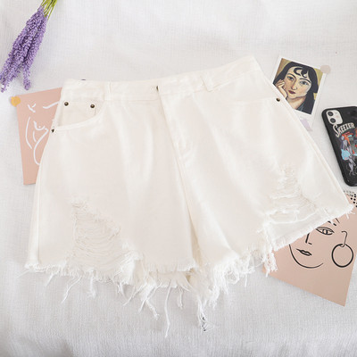 Moodsad kõrge vöökoha ja rebenenud motiividega lühikesed teksad