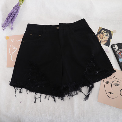 Moodsad kõrge vöökoha ja rebenenud motiividega lühikesed teksad