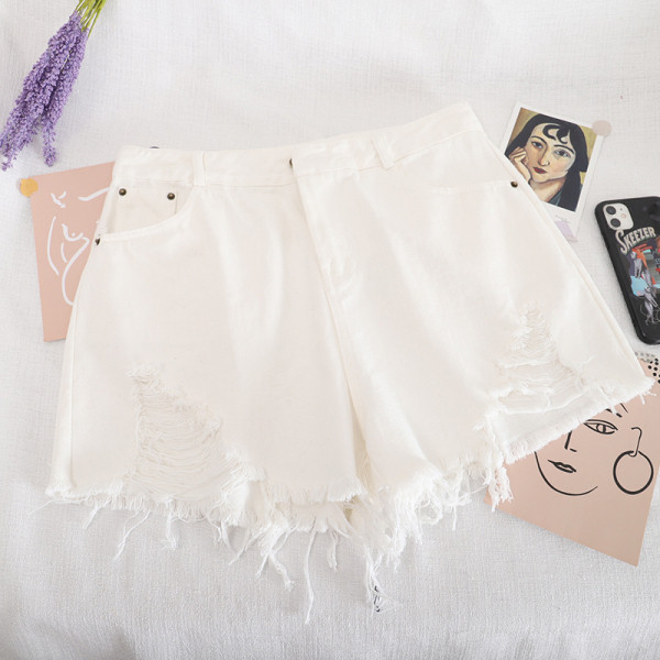 Moodsad kõrge vöökoha ja rebenenud motiividega lühikesed teksad