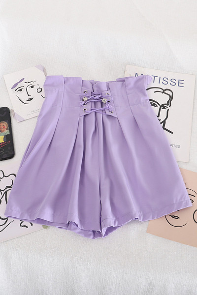 Naiste lipsude ja kõrge vöökohaga lühikesed püksid