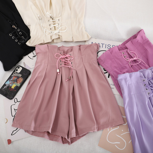 Naiste lipsude ja kõrge vöökohaga lühikesed püksid