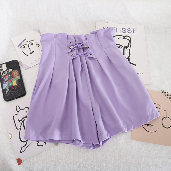 Naiste lipsude ja kõrge vöökohaga lühikesed püksid