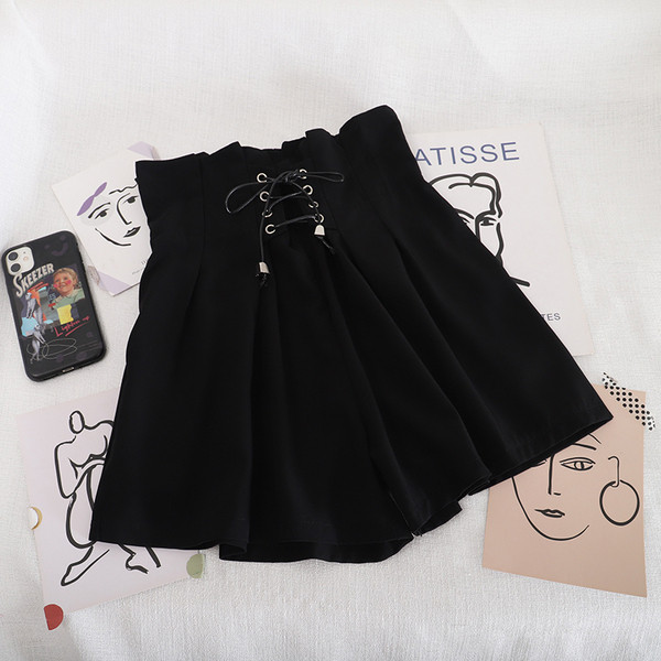 Naiste lipsude ja kõrge vöökohaga lühikesed püksid