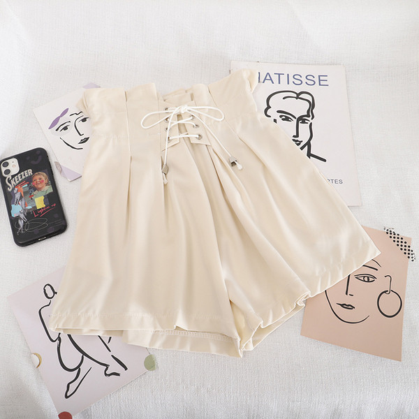 Naiste lipsude ja kõrge vöökohaga lühikesed püksid