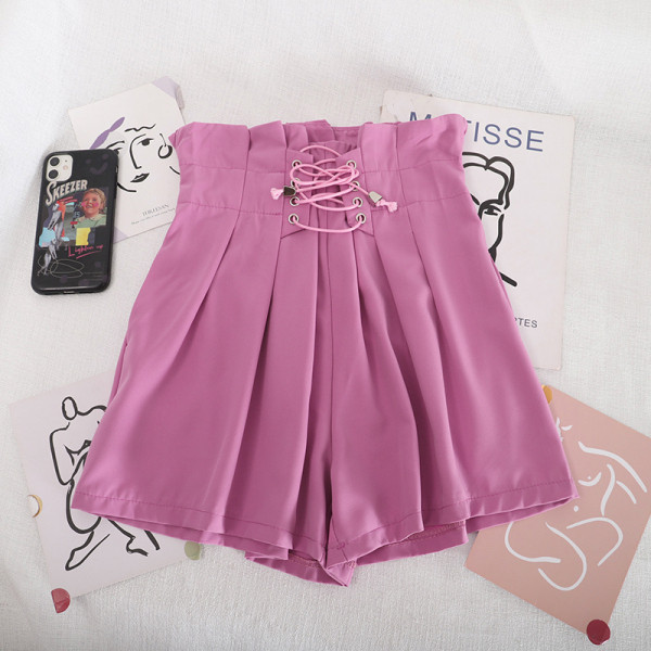 Naiste lipsude ja kõrge vöökohaga lühikesed püksid