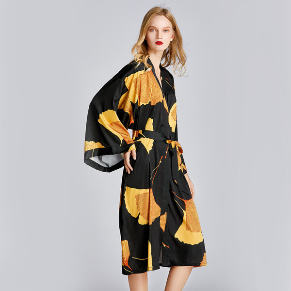 Melns sieviešu peldmētelis ar jostu