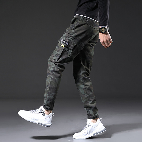 Taskutega ja kamuflaažimustriga meeste spordipüksid