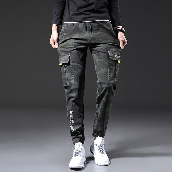 Taskutega ja kamuflaažimustriga meeste spordipüksid