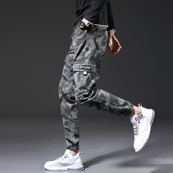 Taskutega ja kamuflaažimustriga meeste spordipüksid