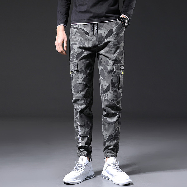 Taskutega ja kamuflaažimustriga meeste spordipüksid