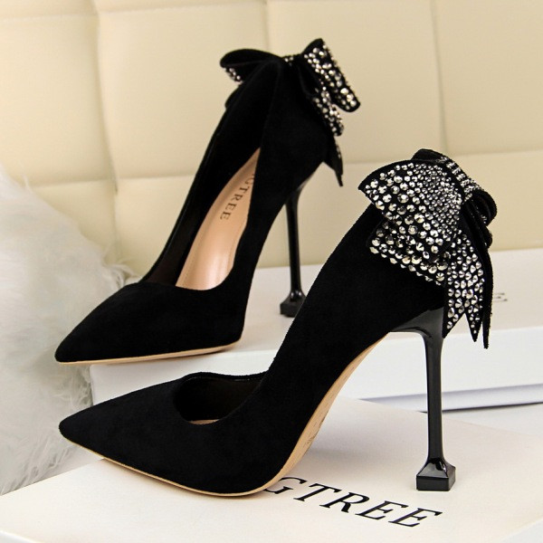 Pantofi moderni de dama din piele intoarsa cu panglica si pietre