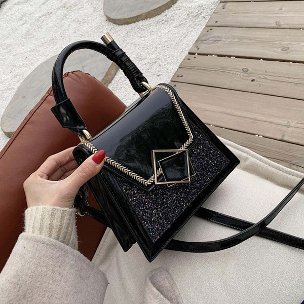 Stílusos kézitáska fényes hatással