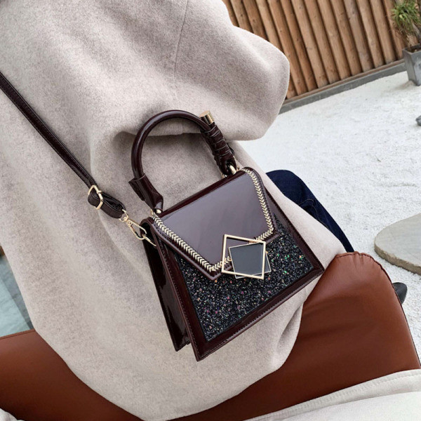 Stílusos kézitáska fényes hatással