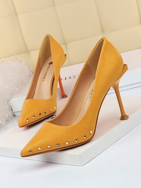 Pantofi de dama actuali din piele ecologica cu nituri metalice