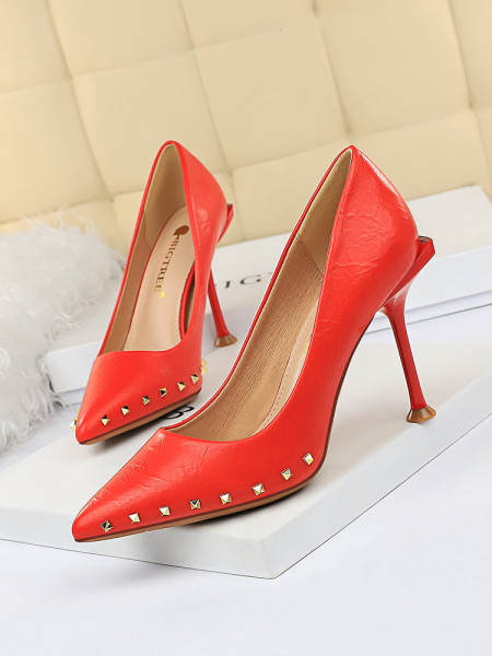 Pantofi de dama actuali din piele ecologica cu nituri metalice