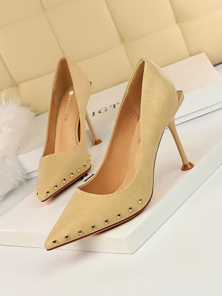 Pantofi de dama actuali din piele ecologica cu nituri metalice