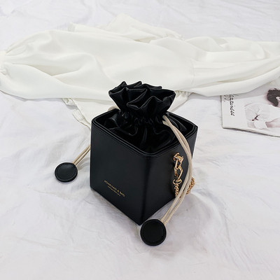 Kaasaegne naiste kott paelte ja pika sangaga