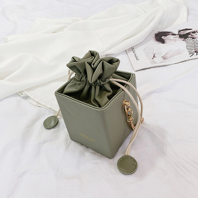 Kaasaegne naiste kott paelte ja pika sangaga