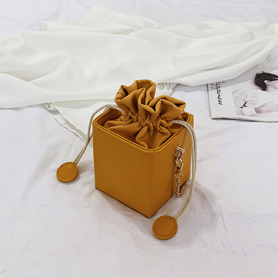 Kaasaegne naiste kott paelte ja pika sangaga