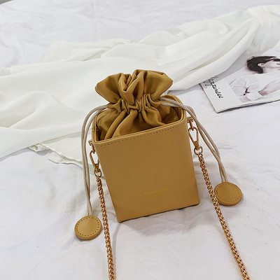 Kaasaegne naiste kott paelte ja pika sangaga