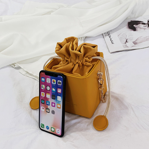 Kaasaegne naiste kott paelte ja pika sangaga