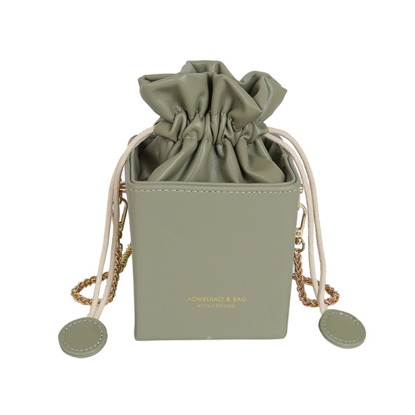 Kaasaegne naiste kott paelte ja pika sangaga