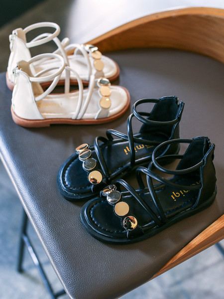 Mūsdienīgas bērnu sandales meitenēm ar plakanām zolēm un metāla apdari