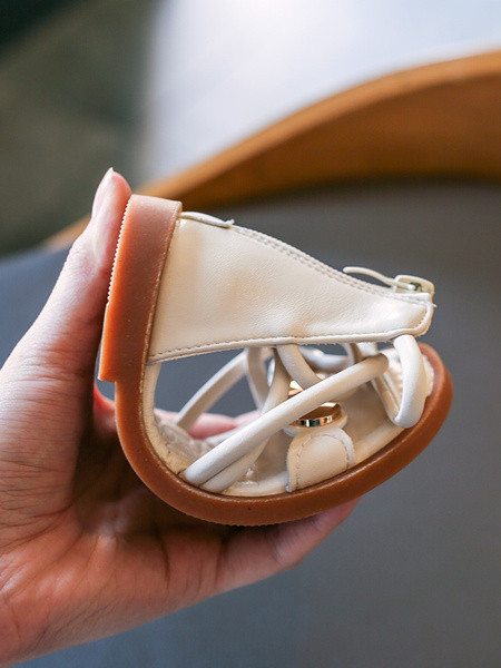 Mūsdienīgas bērnu sandales meitenēm ar plakanām zolēm un metāla apdari