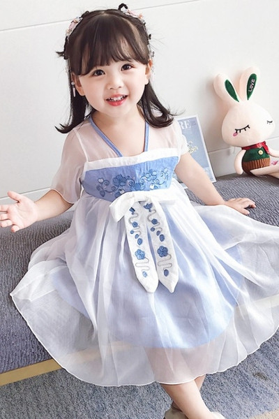 Paela ja tikandiga lastekleit