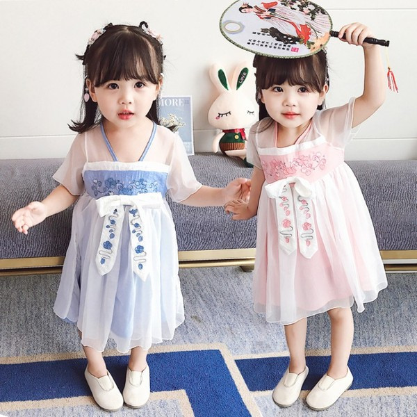 Paela ja tikandiga lastekleit