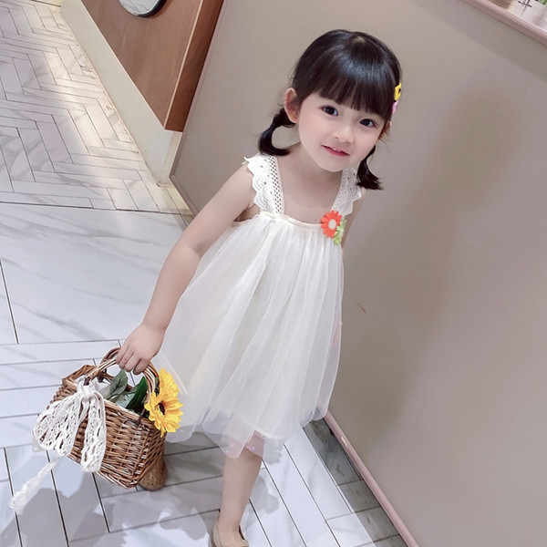 Rochie alba pentru copii cu bretele din dantela si flori