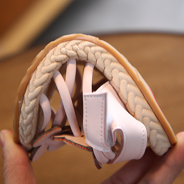 Mūsdienīgas bērnu sandales meitenēm ar plānām lencītēm un 3D ziediem