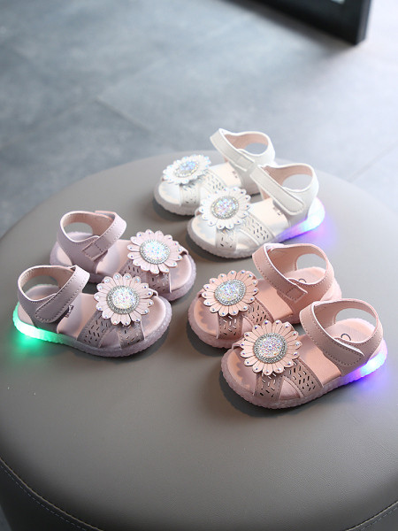 Gaismas bērnu sandales meitenēm ar uzlīmēm un puķīti