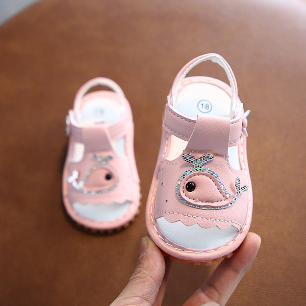 Moodsad 3D-elemendiga sandaalid tüdrukutele