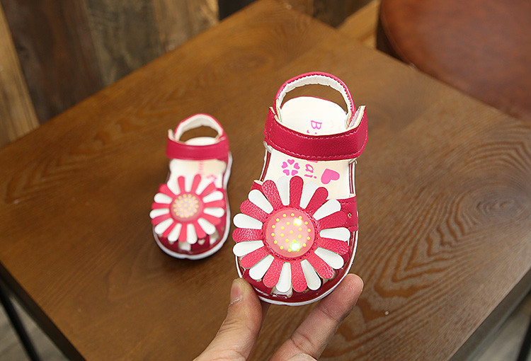 Sandale roz copii pentru fete cu autocolante si o floare