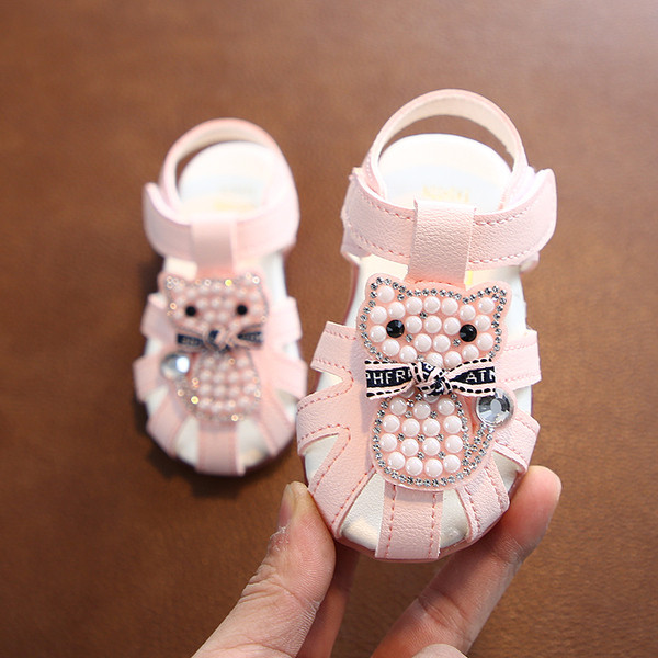 Moodsad pärlite ja kleebistega beebisandaalid