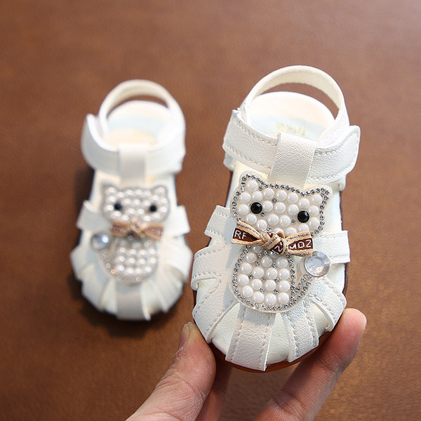 Moodsad pärlite ja kleebistega beebisandaalid