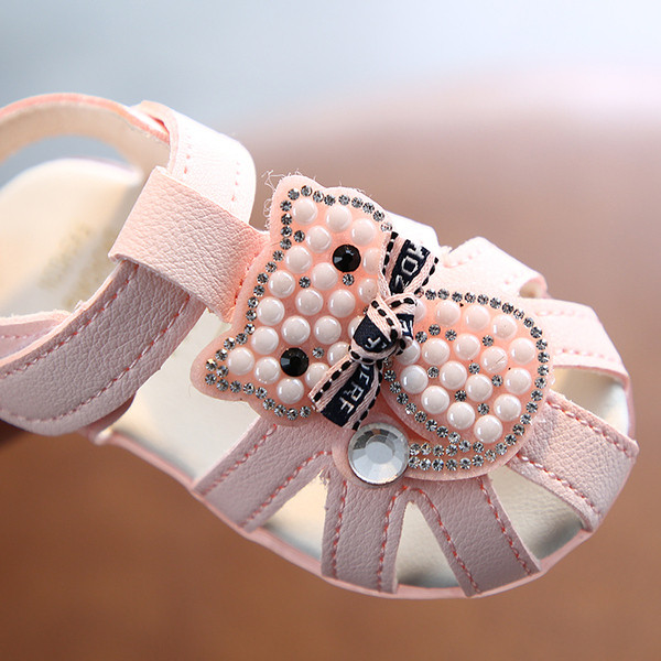 Moodsad pärlite ja kleebistega beebisandaalid